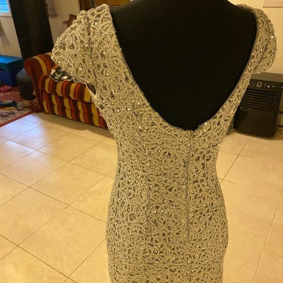 Hailey by Adrianna Papell silver sequined dress EUC size 6! - Picture 2 of 3